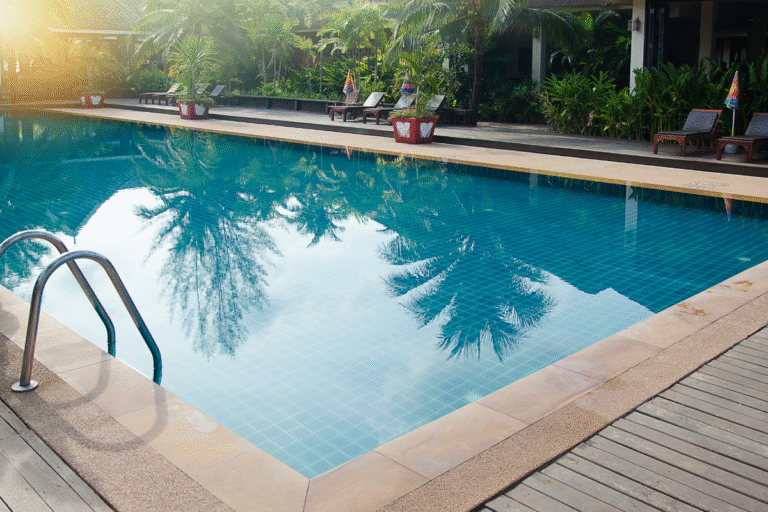 Cuándo es el momento llevar a cabo la rehabilitación de tu piscina: señales que no debes ignorar
