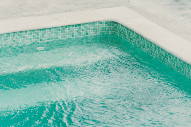 ¿Piscina de obra, acero, fibra o desmontable? Pros y contras de los tipos de piscinas