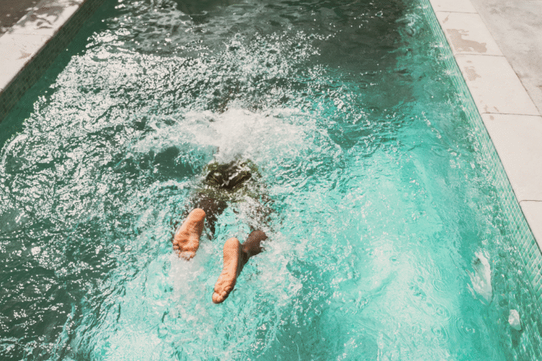 Reformas de piscinas antiguas con membrana armada: solución rápida y definitiva a fugas