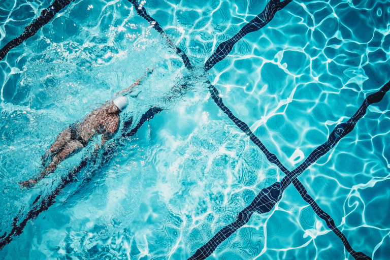 Seguridad y confort en tu piscina: la importancia de superficies antideslizantes y agradables al tacto con lámina armada
