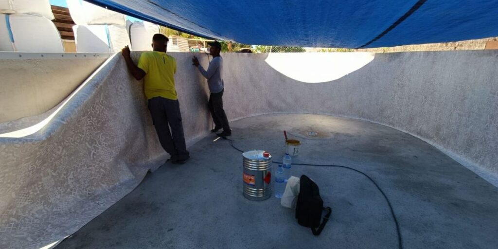 Instalación profesional de lámina armada en piscina Barcelona
