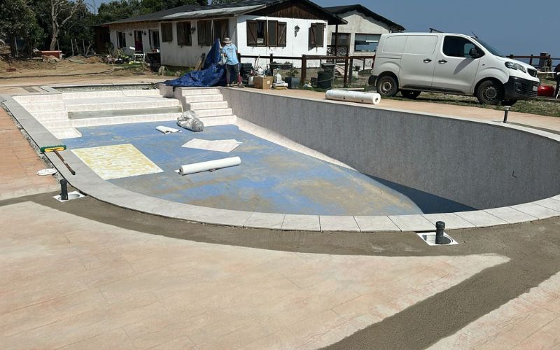 Piscina en proceso de reforma para instalar lámina armada