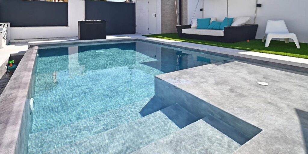 Piscina renovada con lámina armada en Barcelona lista para disfrutar