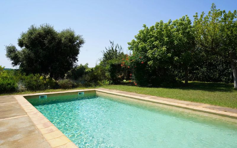 Piscina renovada con membrana armada duradera