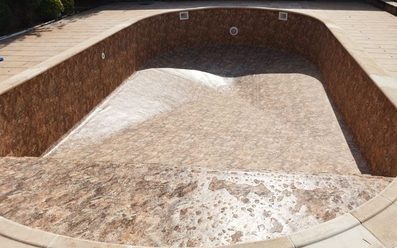 instalación de lámina armada en piscina y factores de precio