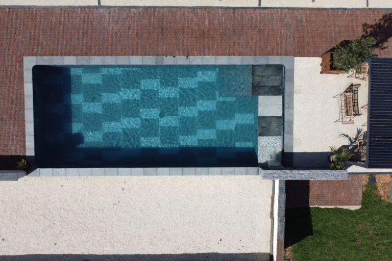 Relieve 3D en lámina armada: innovación estética para piscinas modernas