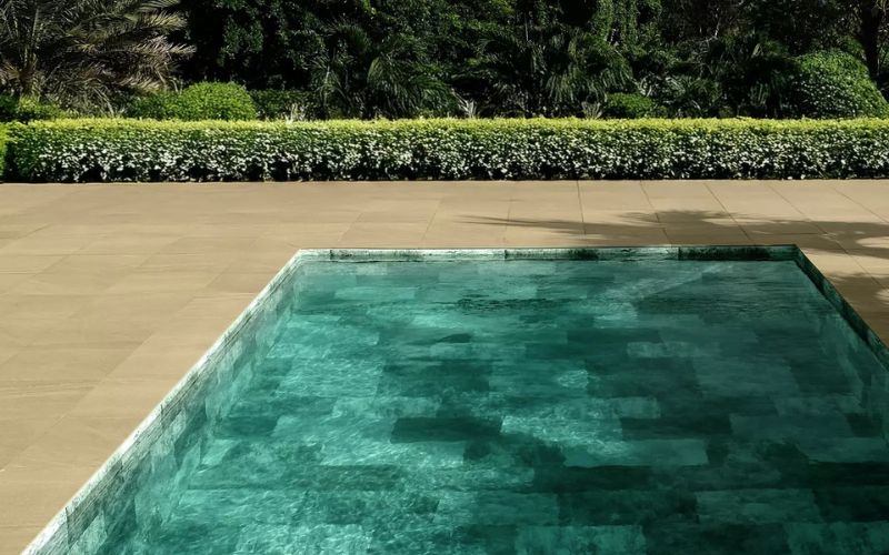 instalación de liner armado en piscina con fugas