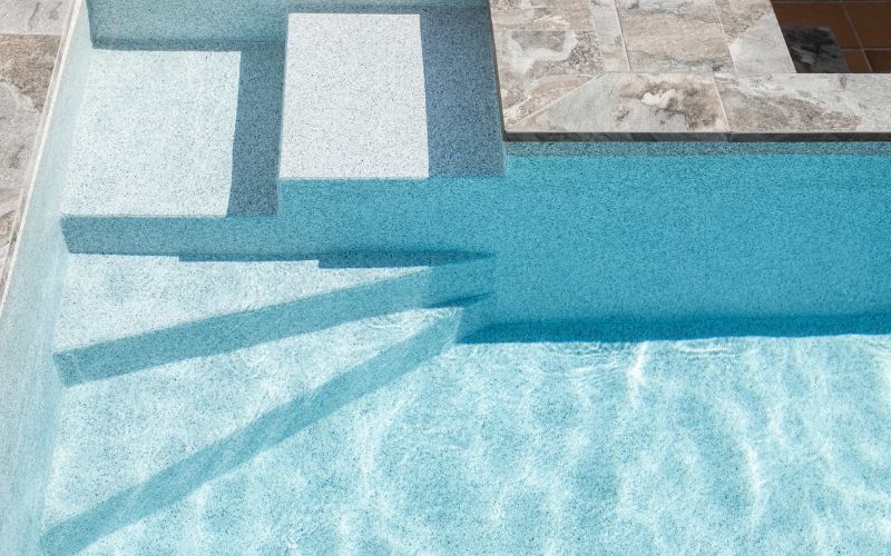 liner piscina antideslizante en zona de acceso