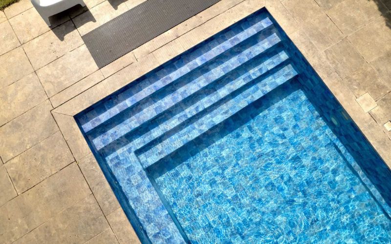 piscina antigua con gresite deteriorado antes de instalar liner armado