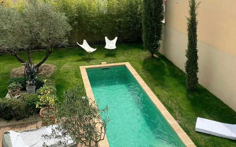 piscina en Barcelona con desgaste solar del revestimiento