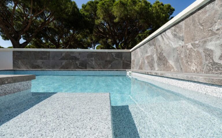 piscina moderna revestida con lámina armada color claro