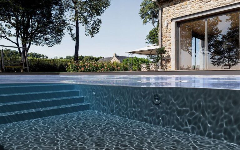 rehabilitación de piscina en Barcelona con lámina armada instalada por profesionales