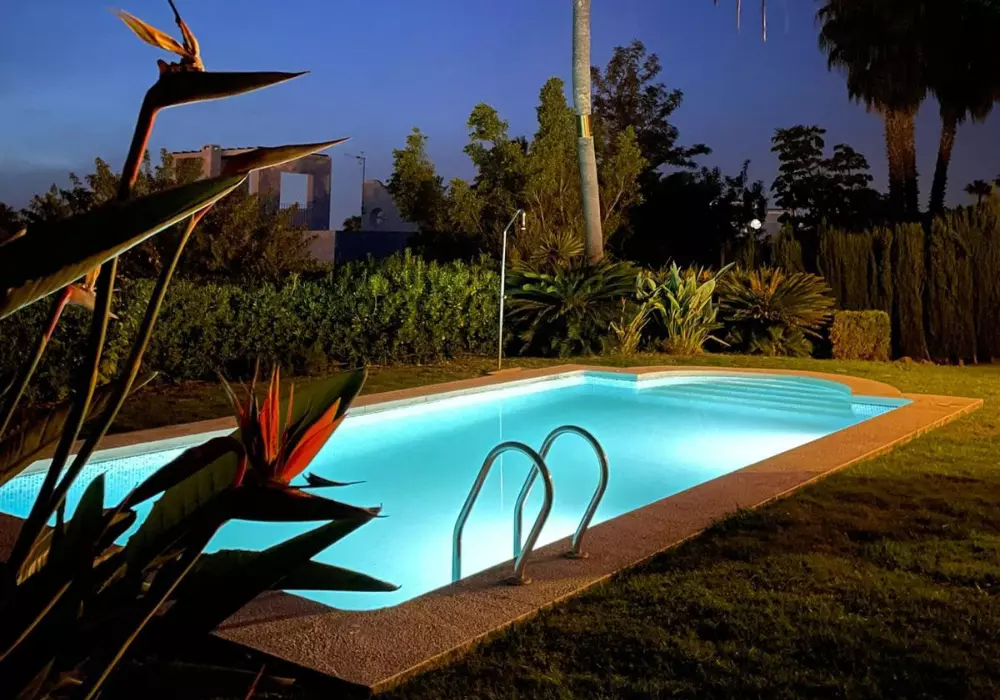 piscina con iluminación LED y lámina armada