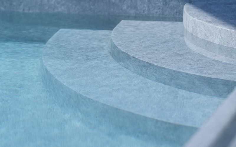 instalación de nuevo revestimiento en piscina durante rehabilitación