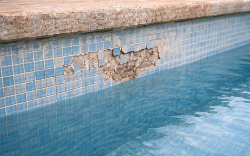 piscina antigua con gresite deteriorado antes de una rehabilitación