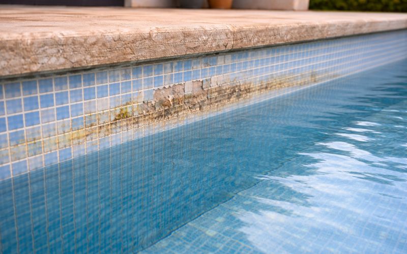 piscina con gresite deteriorado que necesita renovación