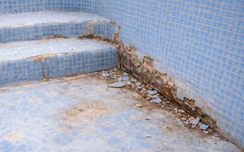 piscina con revestimiento deteriorado que necesita renovación