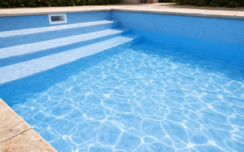 piscina rehabilitada con nuevo revestimiento de lámina armada
