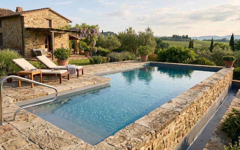 piscina antigua renovada con lámina armada moderna