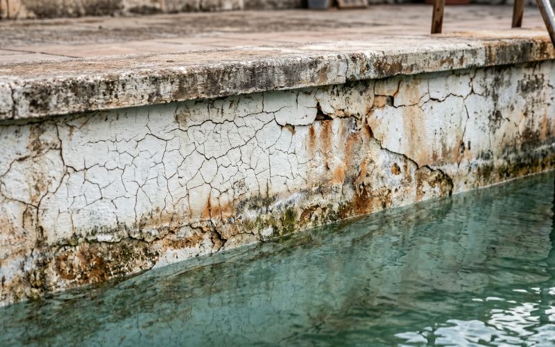 deterioro en revestimiento rígido de piscina antigua