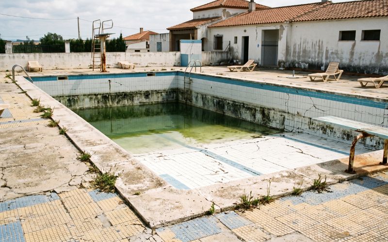 piscina antigua con desgaste acumulado antes de rehabilitación
