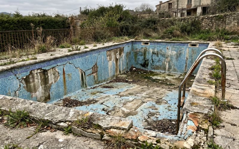 piscina antigua con desgaste y problemas de estanqueidad