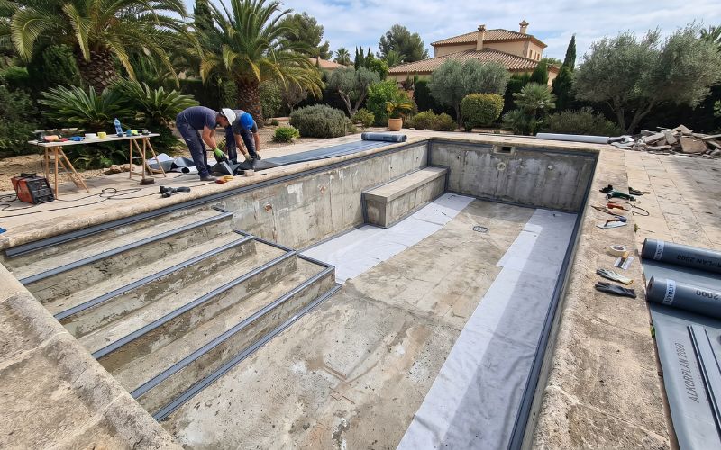 piscina con escaleras y elementos especiales para lámina armada
