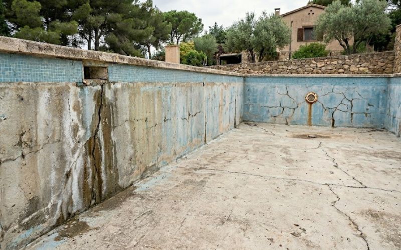 revisión de grietas y humedad en piscina antigua