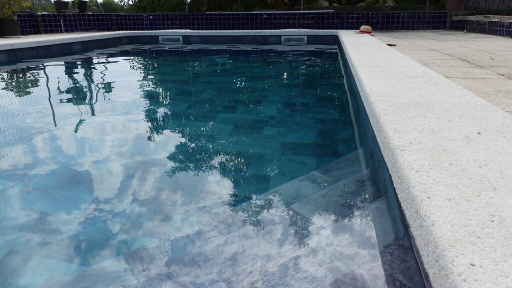 Piscina revestida con lámina armada compatible con electrólisis salina