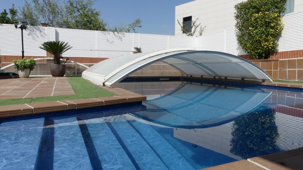 Piscina con lámina armada y línea de flotación limpia y bien mantenida